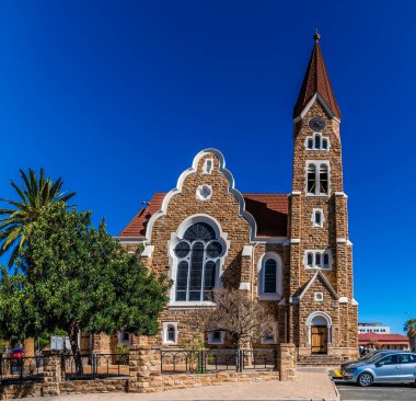 Kurak mevsimde Namibya, Windhoek 'teki İsa Kilisesi' nin yan görüntüsü