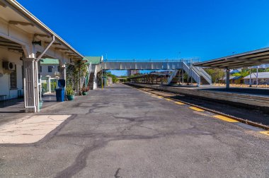 Kurak mevsimde Windhoek, Namibya 'daki eski tren istasyonu boyunca bir manzara.