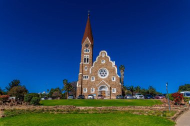 Kurak mevsimde Namibya, Windhoek 'teki İsa Kilisesi' ne doğru bir manzara
