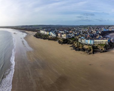 Güneşli bir günde, Tenby, Galler 'deki güney sahili boyunca bir hava manzarası.