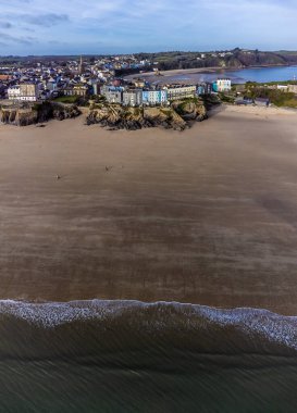 Güneşli bir günde, güney sahilinden, Galler 'in Tenby kasabasına doğru bir hava manzarası.
