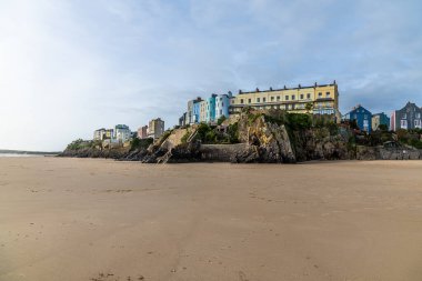 Güneşli bir günde, Tenby, Galler 'deki Castle plajından bir manzara.