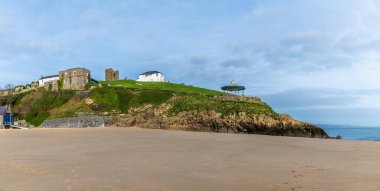 Güneşli bir günde Galler 'in Tenby şehrinde Castle Hill' e doğru bir manzara.