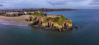 Güneşli bir günde Saint Catherines Adası ve Tenby kasabasına doğru bir hava manzarası