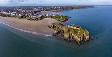 Güneşli bir günde Saint Catherine Adası 'nın, Güney Sahili' nin ve Galler 'in Tenby kasabasının havadan manzarası.
