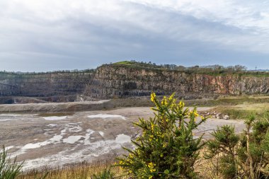 Güneşli bir günde İngiltere 'nin Leicestershire kentindeki Huncote Doğa Koruma Alanı' ndan Croft Hill 'e doğru bir manzara.
