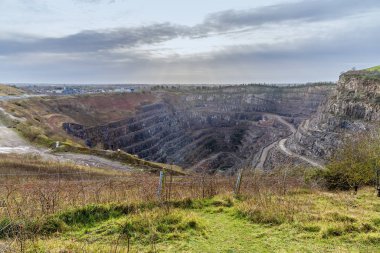 Güneşli bir günde İngiltere 'nin Leicestershire kentindeki Huncote Doğa Koruma Alanından Croft Quarry' ye doğru bir manzara