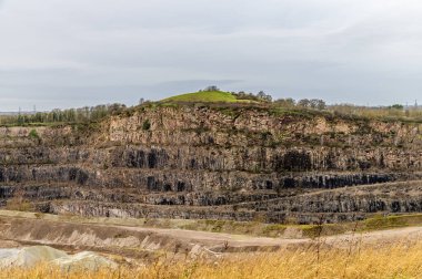 Croft Quarry 'yi geçtikten sonra güneşli bir günde İngiltere' nin Leicestershire kentindeki Croft Hill 'e doğru bir manzara.