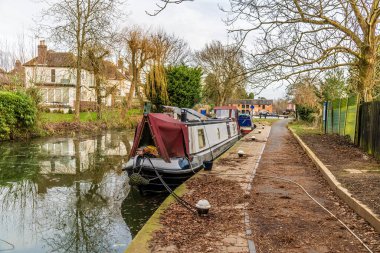 Kışın Market Harborough 'daki donmuş Grand Union kanalının kanal havzasına doğru giden teknelerden bir manzara