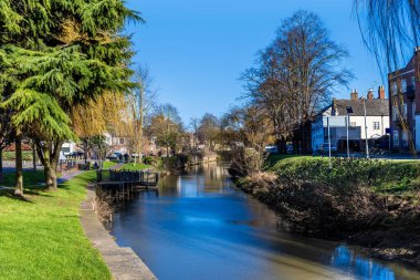 Güneşli bir günde Spalding 'in merkezindeki Welland Nehri' nin aşağısında
