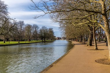 Güneşli bir günde İngiltere 'nin Bedford kentindeki Büyük Okyanus Nehri' nin kıyısında bir manzara.