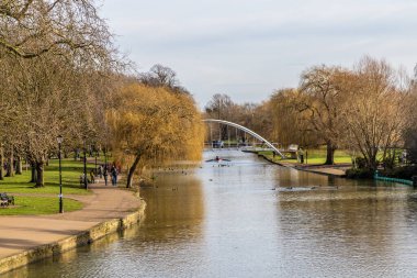 Güneşli bir günde İngiltere 'nin Bedford kentindeki Kelebek yaya köprüsüne doğru Büyük Okyanus nehrinden bir manzara