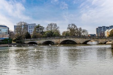 Güneşli bir günde İngiltere 'nin Bedford kentindeki Büyük Ouse Nehri üzerindeki kasaba köprüsüne doğru bir manzara.