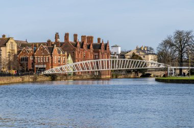 Güneşli bir günde İngiltere 'nin Bedford kentindeki Büyük Okyanus Nehri' nin karşısından bir manzara