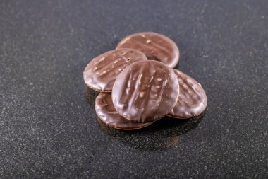 Koyu mermer tabakta çikolatalı bisküvilerin yakın görüntüsü