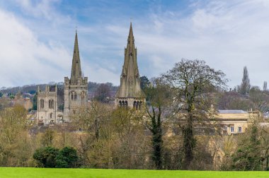 İngiltere 'nin Stamford kentinin dışındaki kiliselere doğru bir manzara var.