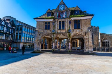 Katedral meydanının karşısındaki Guildhall 'a doğru bir manzara ve güneşli bir günde İngiltere' nin Peterborough kentindeki dükkanlar