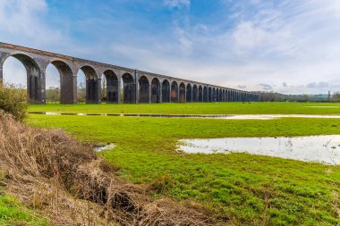 Welland Vadisi 'nin üzerinde parlak bir kış gününde Harringworth Viaduct' a doğru bir manzara.