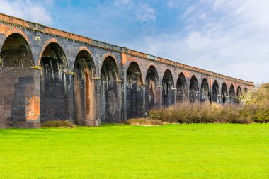 Parlak bir kış gününde Harringworth Viaduct 'un batı tarafına doğru bir manzara.