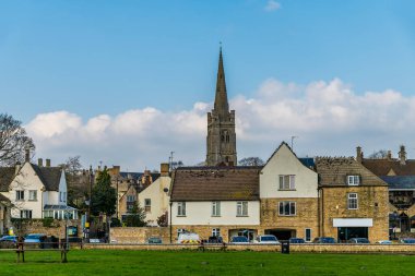 Welland Nehri 'ni geçerek kışın İngiltere' de bulunan Stamford kentindeki All Saints Kilisesi 'ne doğru bir manzara.