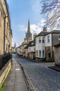 Baharda İngiltere 'nin Stamford kentindeki kasaba merkezine doğru bir manzara.