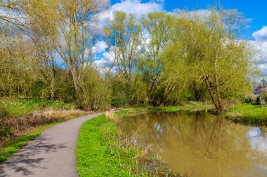 Aylestone Meadows, Leicester, İngiltere 'deki Büyük Birlik Kanalı' nın yanındaki kanal yolunun etrafındaki bir manzara