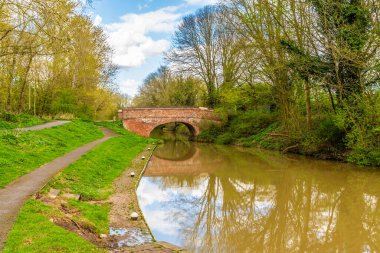 Aylestone Mill 'den Aylestone Meadows, Leicester, İngiltere' deki Büyük Birlik Kanalı üzerindeki bir köprüye doğru bir görüntü