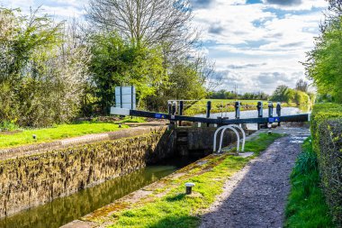 İlkbaharda İngiltere 'de Aylestone Meadows, Leicester' daki Büyük Birlik Kanalı 'nda Kings' e doğru bir bakış açısı