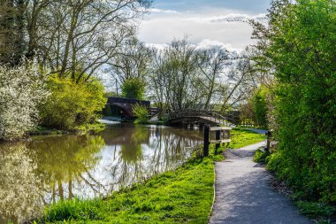 Aylestone Meadows, Leicester, İngiltere 'deki Büyük Birlik Kanalı üzerindeki yaya köprülerine doğru bir bakış