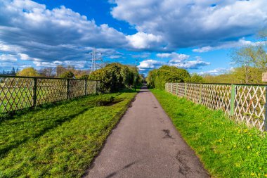 Aylestone Meadows, Leicester, İngiltere 'deki Büyük Birlik Kanalı üzerindeki kullanılmayan eski bir demiryolu köprüsünün tepesinden bir manzara