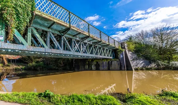 Aylestone Meadows, Leicester, İngiltere 'deki Büyük Birlik Kanalı üzerindeki eski bir demiryolu köprüsü boyunca bir panorama manzarası