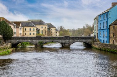 Bir bahar günü, Galler 'in Pembrokeshire şehrinde, Haverfordwest' in ortasındaki Cleddau Nehri üzerindeki yol köprüsünün manzarası.