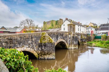 Pembrokeshire, Galler 'de, Haverfordwest' in merkezindeki Cleddau Nehri 'ndeki eski köprünün üzerinden bir manzara.