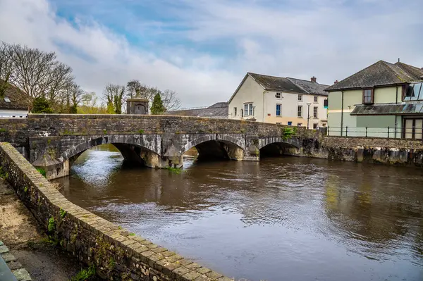 Güney kıyısı boyunca Haverfordwest, Pembrokeshire, Galler 'deki Cleddau Nehri' ndeki eski köprüye doğru bir manzara.