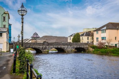 Bir bahar günü, Cleddau Nehri kıyısında Haverfordwest, Pembrokeshire, Galler 'deki yol köprüsüne doğru bir manzara.