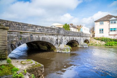 Pembrokeshire, Galler 'de, Haverfordwest' teki Cleddau Nehri 'nin üzerindeki yol kenarı manzarası