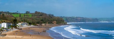 Saundersfoot, Galler 'de açık bir bahar gününde sahile bakan bir manzara.