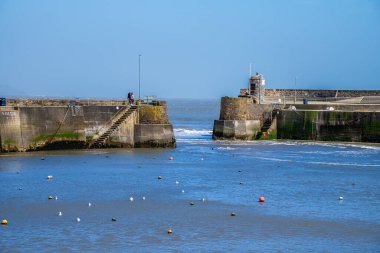 Saundersfoot, Galler 'de açık bir bahar gününde alçak gelgitte liman girişine doğru bir manzara.