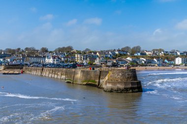 Galler 'in Saundersfoot köyündeki liman duvarı boyunca parlak bir bahar günü