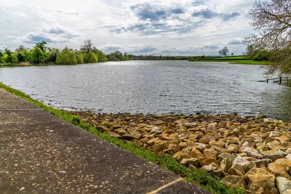 Sulby Reservoir 'la birlikte, parlak bir bahar gününde Welford Rezervuarı' nın karşısındaki geçitten bir manzara.