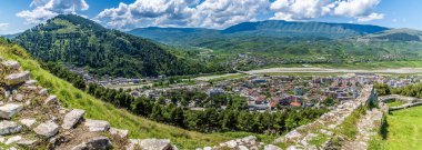 Arnavutluk 'un Berat kentinin yukarısındaki Osum nehrine bakan kale duvarları üzerinde bir panorama manzarası