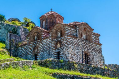 Arnavutluk 'un Berat kentinin yukarısındaki Aziz Theodores Kilisesi' ne bakan şatoda yaz mevsiminde manzara