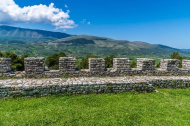Arnavutluk 'un Berat kentinin batı yakasına bakan kale siperlerinden bir manzara
