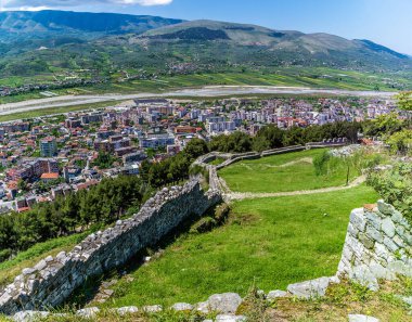 Arnavutluk 'un Berat kentinin yukarısındaki şatonun güney tarafında yaz mevsiminde bir manzara