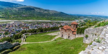 Arnavutluk 'un Berat kentinin üzerindeki şatoda Aziz Theodores Kilisesi' nin yanından geçen bir manzara