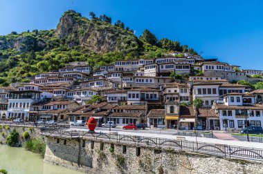 Arnavutluk 'un Berat kentindeki Eski Mahalle' ye doğru Osum Nehri kıyısı boyunca bir manzara