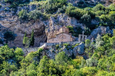 Osum Nehri üzerinden Arnavutluk 'un Berat kentindeki şatonun altındaki Aziz Michaels Kilisesi' ne doğru bir manzara