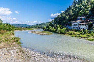 Arnavutluk 'un Berat kentine doğru Osum Nehri' nin aşağısından bir manzara