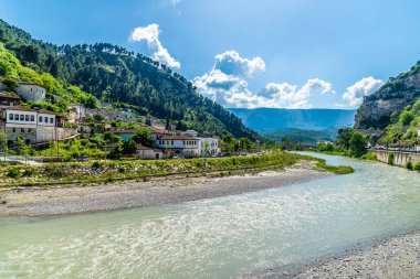 Arnavutluk 'un Berat kentindeki Eski Mahalle' ye doğru Osum nehrinin yukarısından bir manzara