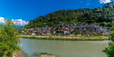 Arnavutluk 'un Berat kentinde yaz aylarında Osum Nehri boyunca uzanan manzaralı bir manzara